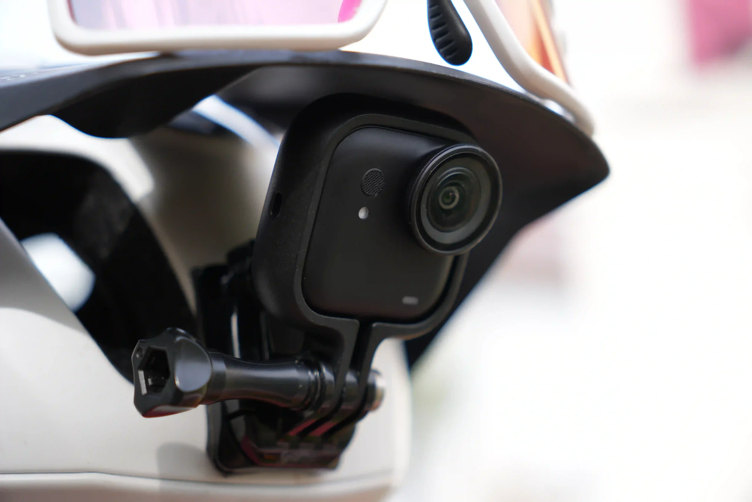 L'Insta360 GO Ultra ultra-légère sur un casque jet pour un setup caméra VTT immersif. Cadeau offert avec notre code promo Insta360.