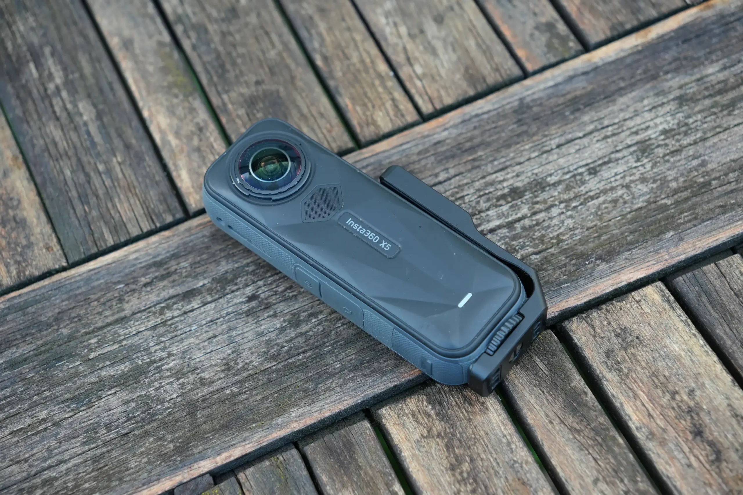 L'Insta360 X5 en pleine action, la meilleure caméra 360 à prix cassé pendant le Black Friday Insta360.